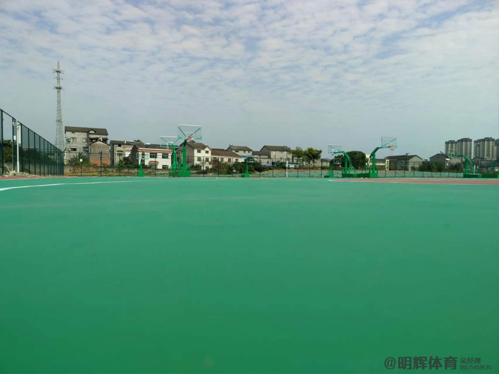 左贡硬地丙烯酸球场的优缺点